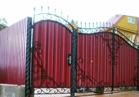 Заборы, ворота, конструкции из профлиста + ковка. производим и монтируем. в наличии и под заказ. 🕒 с... - фотография