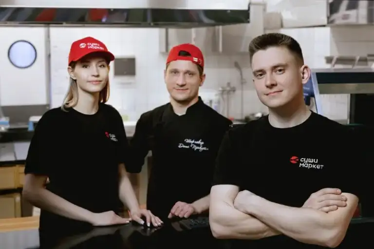 🔥 Приглашаем на работу повара-сушиста (с опытом работы) в дружную успешную команду «суши-март»!
📞 +79681015286 Пиши, звони (telegram, whatsapp мессенджер max)
📍Наши адреса, где открыта вакансия:
Мариуполь, ул. К. Либкнехта 100
Макеевка, 250-летия донбасса 78 (гм паллет)
Донецк, ул. Артема 130 (тц донецк сити)
Ясиноватая, квартал молодежный 8

Мы предлагаем:
✅ Официальное трудоустройство – выплаты зарплаты 2 раза в месяц на карту без задержек
💰 Зарплата: 6000 руб/смена (возможен рост!)
📅 График 2/2, 3/3 или 4/2 (смена с 9:00 до 21:00)
🚫 Нет штрафов – мы ценим твой труд
💸 Пассивный доход – премия за каждого приведенного в компанию друга
👕 Бесплатная фирменная одежда – выгляди стильно на работе
🚕 Бесплатное такси до дома после смены

У нас вкусно, динамично и выгодно – присоединяйся!
Давай работать вместе и зарабатывать с удовольствием! 🚀🍣 - фотография - 1