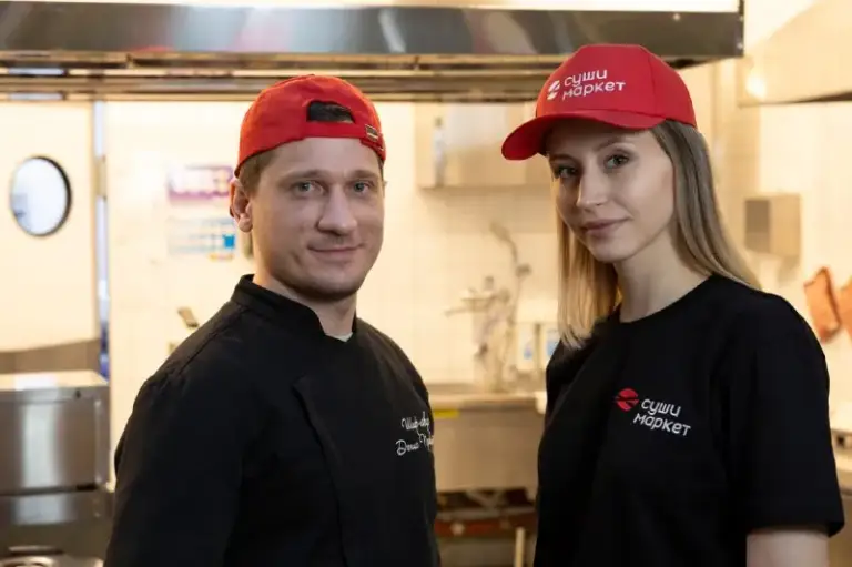🔥 Приглашаем на работу повара-сушиста в дружную успешную команду «суши-март»! Можно без опыта работы, есть обучение с нуля продолжительностью от 2 до 4 недель. Рассмотрим всех от 18 лет.
📞 +79681015286 Пиши, звони (telegram, whatsapp мессенджер max)
📍Наши адреса, где открыта вакансия:
Макеевка, 250-летия донбасса 78 (гм паллет)
Донецк, ул. Артема 130 (тц донецк сити)
Ясиноватая, квартал молодежный 8
Мы предлагаем:
✅ Официальное трудоустройство – выплаты зарплаты 2 раза в месяц на карту без задержек
💰 Зарплата сушиста в среднем 6000 руб/смена (возможен рост!)
📅 График 2/2, 3/3 или 4/2 (смена с 9:00 до 21:00)
🚫 Нет штрафов – мы ценим твой труд
💸 Пассивный доход – премия за каждого приведенного в компанию друга
👕 Бесплатная фирменная одежда – выгляди стильно на работе
🚕 Бесплатное такси до дома после смены
У нас вкусно, динамично и выгодно – присоединяйся!
Давай работать вместе и зарабатывать с удовольствием! 🚀🍣 - фотография - 1